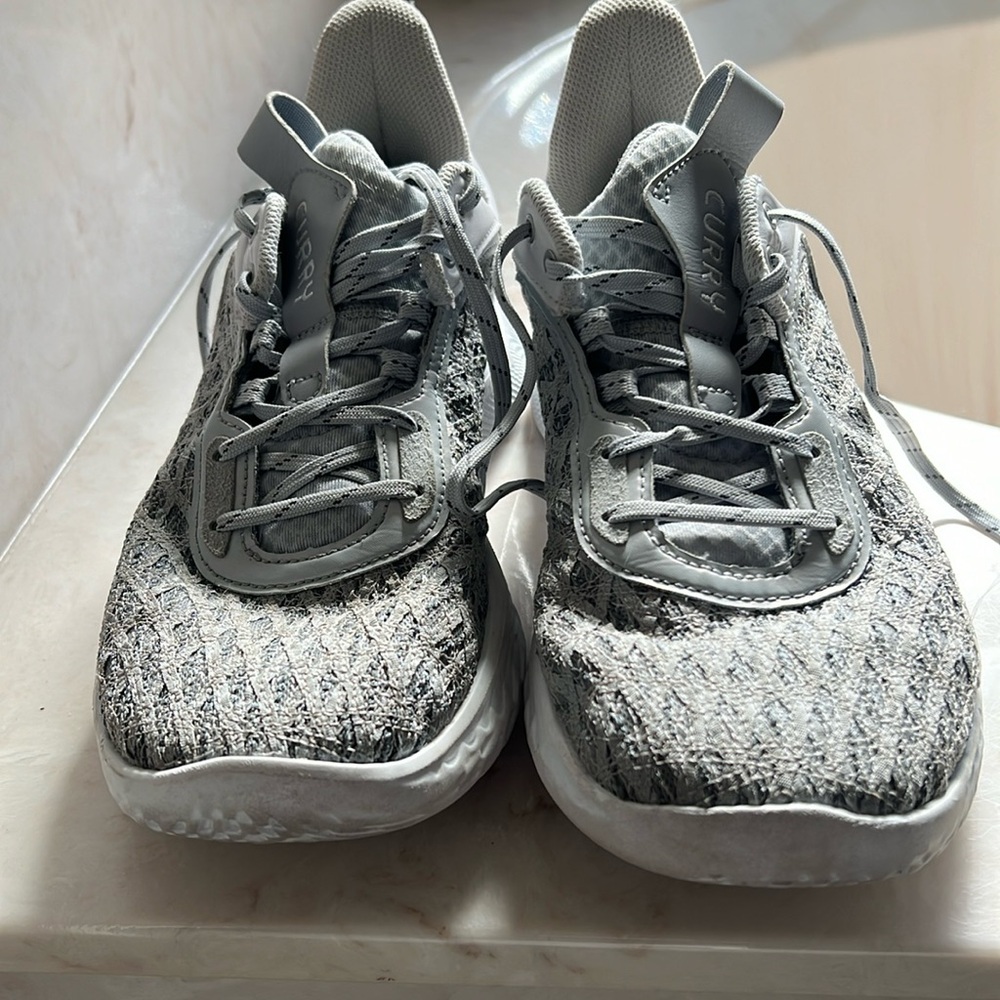 Curry basketball shoes size 9.5